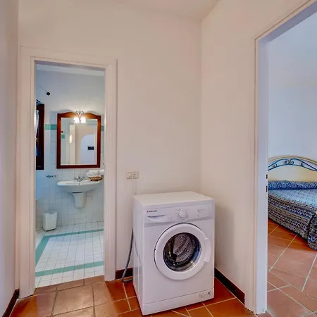 Isa - With Air Conditioning And Private Outdoor Area Just A Few Minutes From La Pelosa Appart hôtel Stintino